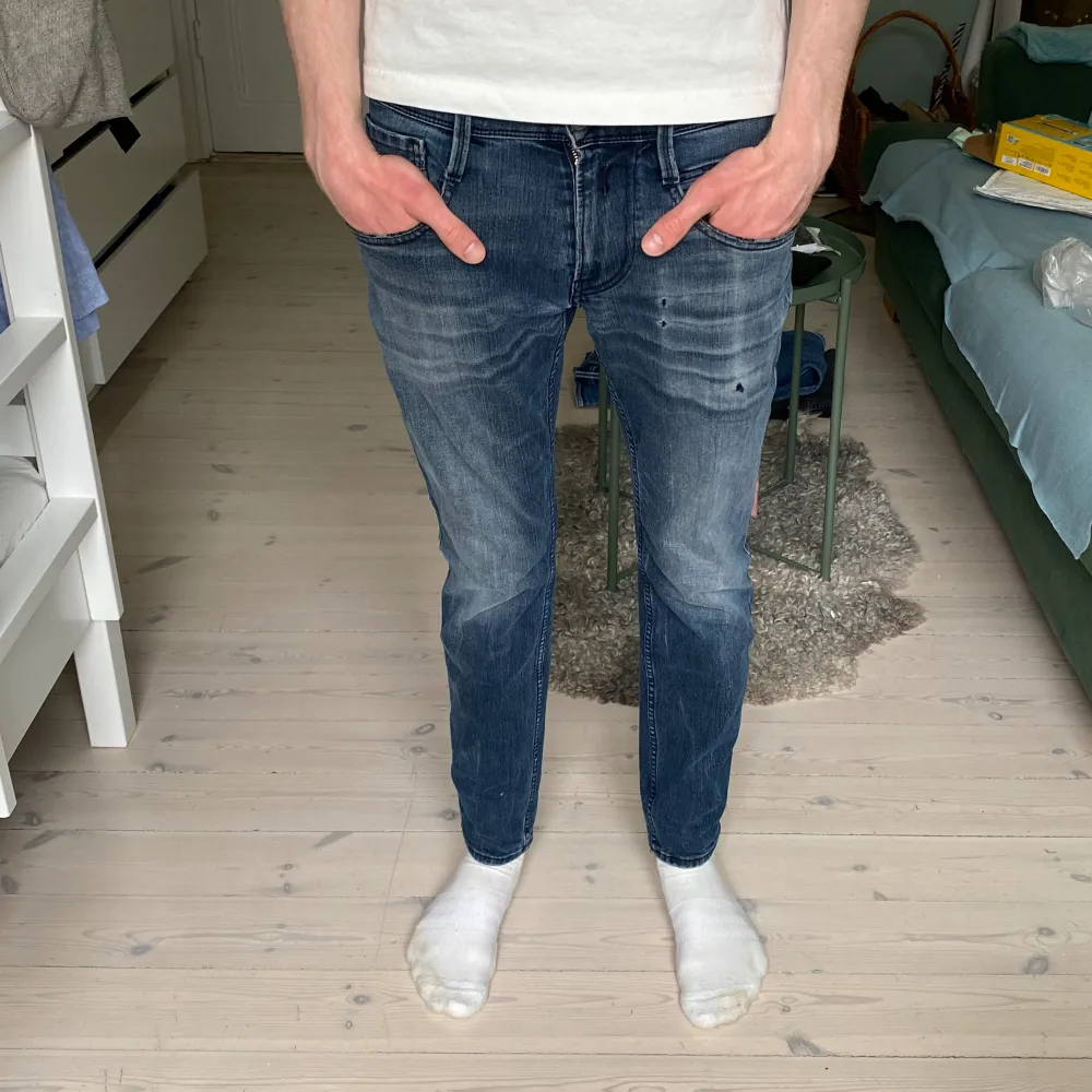 Replay Anbass Hyperflex jeans i mycket fint skick och med snygga revor 🙌Han på bilden är 186 och de är lite små, skriv vid fråga 👍 . Jeans & Byxor.