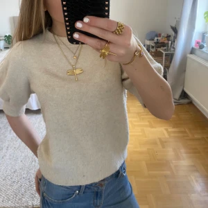 Kortärmad stickad!! - Säljer denna jättefina kortärmade stickade tröjan😍 den är i ett bra skick!