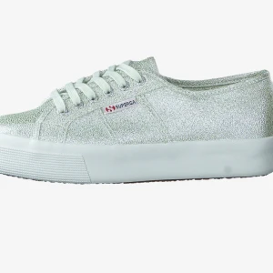 Superga 2730 - Säljer mina fina Superga skor i silvrig färg modell 2730. Använd enstaka gånger så de är fortfarande i väldigt fint skick. Stl 37! 