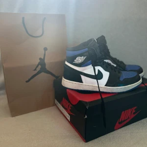 Jordan 1’s Royal Toe - Säljer mina Jordan 1’s Royal Toe i väldigt bra skick!!  Påse, kartong och extra skosnören i blått medföljer, det är bara att höra av sig om man har några frågor🤝🤝🤝 priset är ikke hugget i sten 