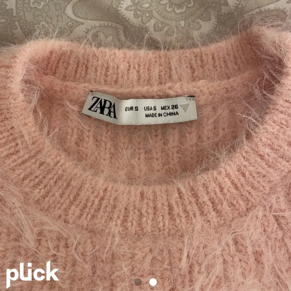 Säljer en fluffig rosa tröja från zara då den inte kommer till använding, nyskick och använd max 2 gånger. Kontakta för fler bilder💞💞. Toppar.