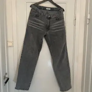 Ett par Jeans från woodbird i modellen: LEROY ASH GREY. Toppskick! Enda defekten är små slitningar på kanten av den högra fickan som jag personligen tycker är snyggt! Pris är diskuterbart!