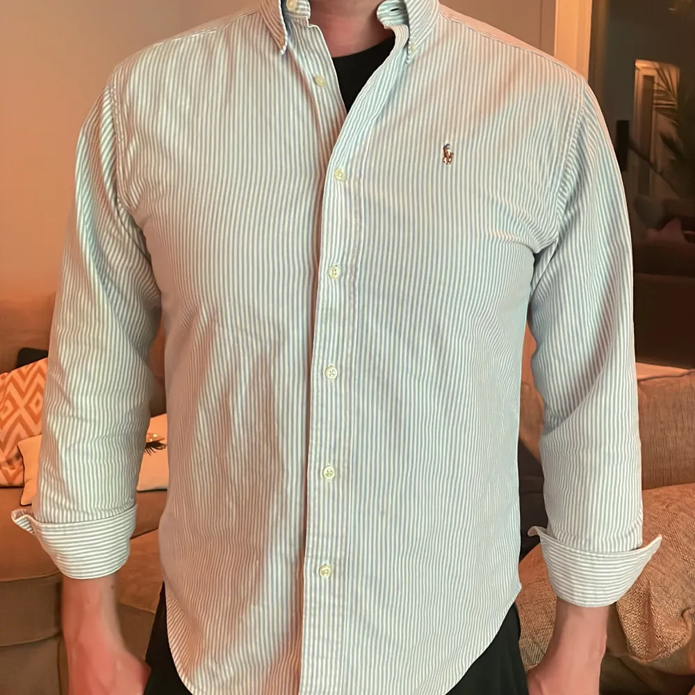 Tjennna! Säljer nu denna Ralph lauren skjorta för att den har blivit för liten. Den är i fint skick men har några småfläckar( titta bild 4). |Modellen är 180 o väger 80| Storlek 18 motsvarar ca S/M| !PM för frågor!  🚨PRISET ÄR INTE HUGGET I STEN🚨 🪨 . Skjortor.