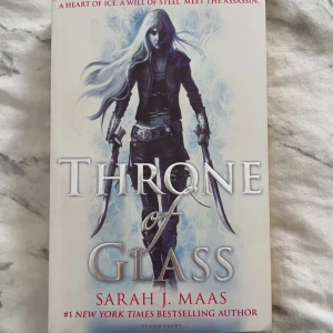 Bok - Första boken i Throne of glass serien. Säljer då den inte passa mig i smaken,  Är lite solblekt men annars har den inga andra defekter.
