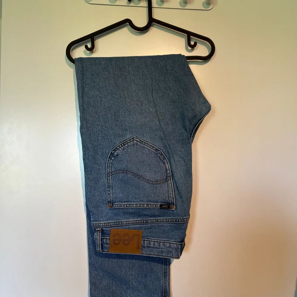 Säljer dessa jeans, dessa har stått i garderoben utan användning. Nypris ligger på 899kr mitt pris 399kr. Pris kan diskuteras vid snabb affär.. Jeans & Byxor.