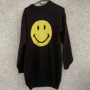 Smiley klänning  - svart Smiley klänning i bra skick. Storlek xxs men passar även m då den är stor i storlek 
