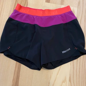 Löparshorts Marmot - Dessa är endast provade, så säljes i nyskick.  Shorts med innerbyxa. Strl S