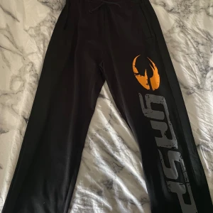 Gasp mesh pants  - Mesh pants från Gasp i storlek S (long lenght). Använda få gånger och i väldigt bra skick. Nypris 599, säljer för 300! 🧡 Jag har även ett par Gasp sweatpants i samma storlek ute på min sida, dessa kan köpas tillsammans för 700kr. 