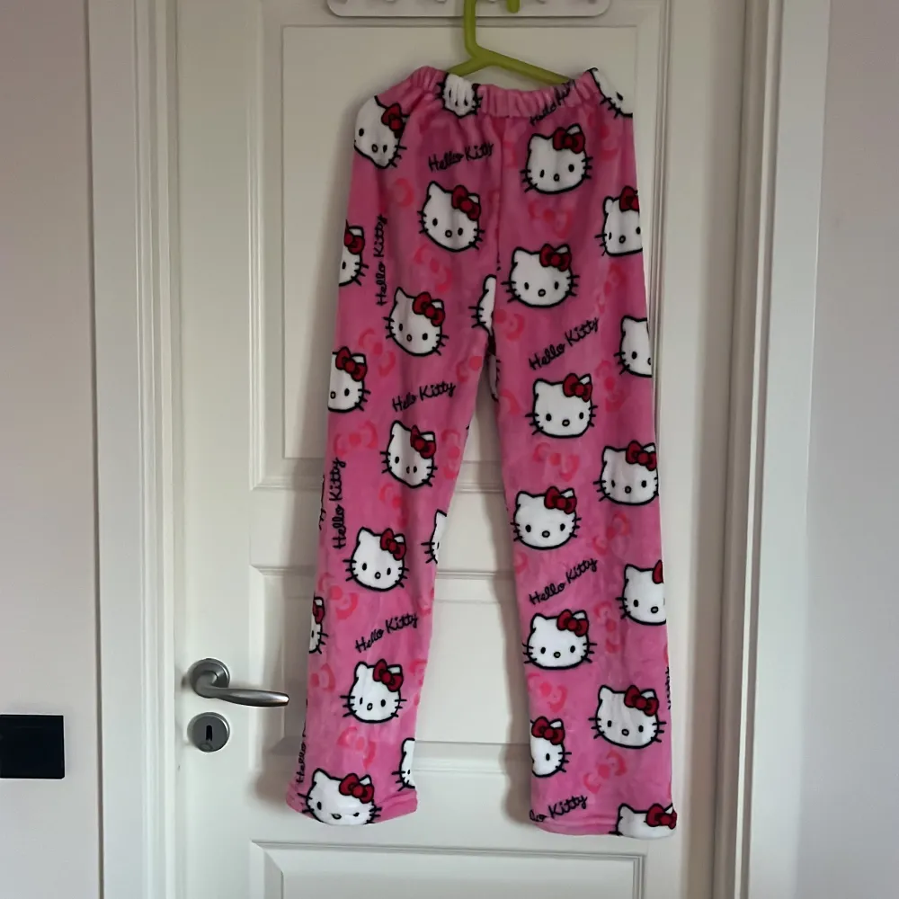 Supersnygga Hello Kitty pyjamas byxor!💕😻  Köpte dessa second hand, men säljer vidare då de tyvärr inte passade mig. Väldigt mjuka och sköna. Midjan är i resår och kan stretchas rejält. Innerbenslängd: 61,5cm  Kontaka gärna vid frågor💕. Jeans & Byxor.