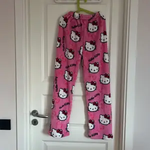 Supersnygga Hello Kitty pyjamas byxor!💕😻  Köpte dessa second hand, men säljer vidare då de tyvärr inte passade mig. Väldigt mjuka och sköna. Midjan är i resår och kan stretchas rejält. Innerbenslängd: 61,5cm  Kontaka gärna vid frågor💕