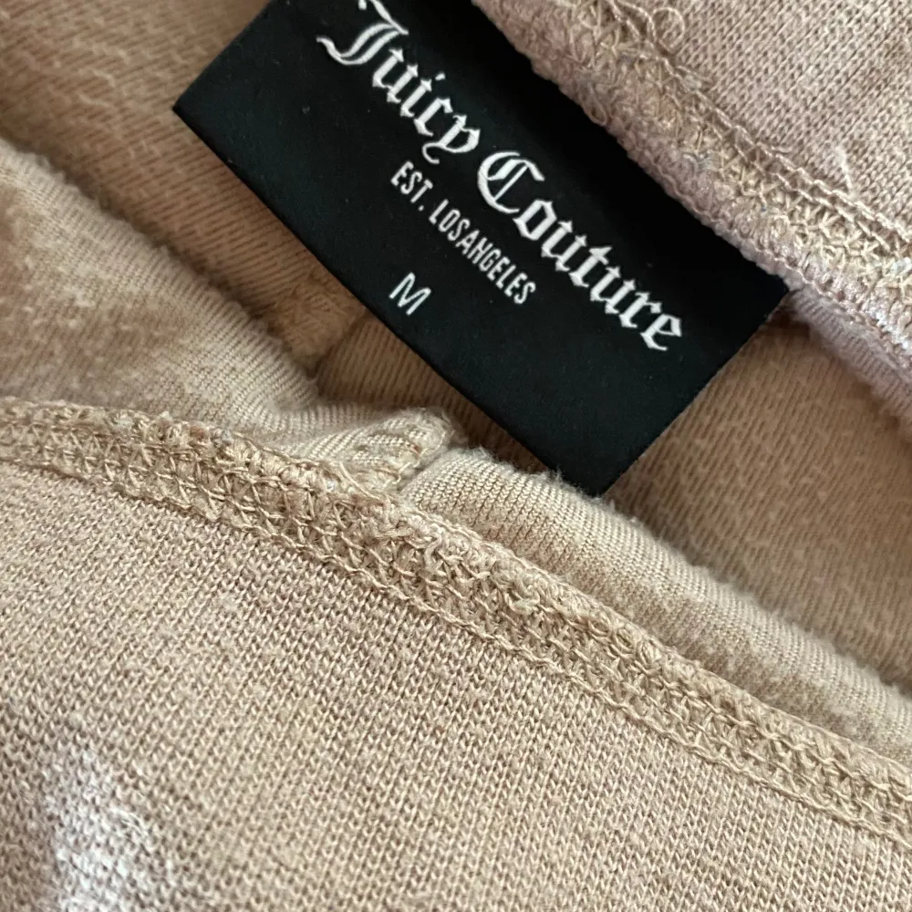 Säljer mina Juicy Couture byxor pga jag inte använder dem längre! Använda men fortfarande i väldigt bra skick! . Jeans & Byxor.