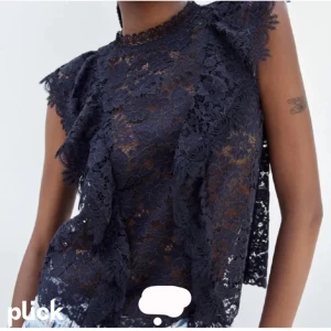 Zara blus - Säljer denna blusen från zara, andvänd fåtal gånger och är i ett fint skick💗