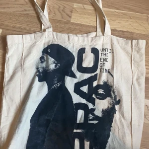 2Pac påse - säljer denna 2Pac påse så jag inte använder 💓 Skriv för fler bilder