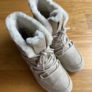 Inuikii dupe skor - Säljer de här inuikki dupe skorna då de inte kommer till användning, använt 1-2 gånger så som nyskick. De är även vattentäta 💕