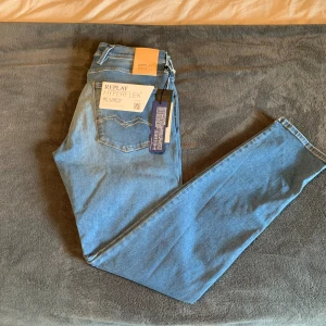 Replay Jeans - Helt par nya replay anbass, jag köpte fel storlek. Nypris 1800kr mitt pris 899kr. Tveka inte på att höra av dig för minsta lilla fundering.