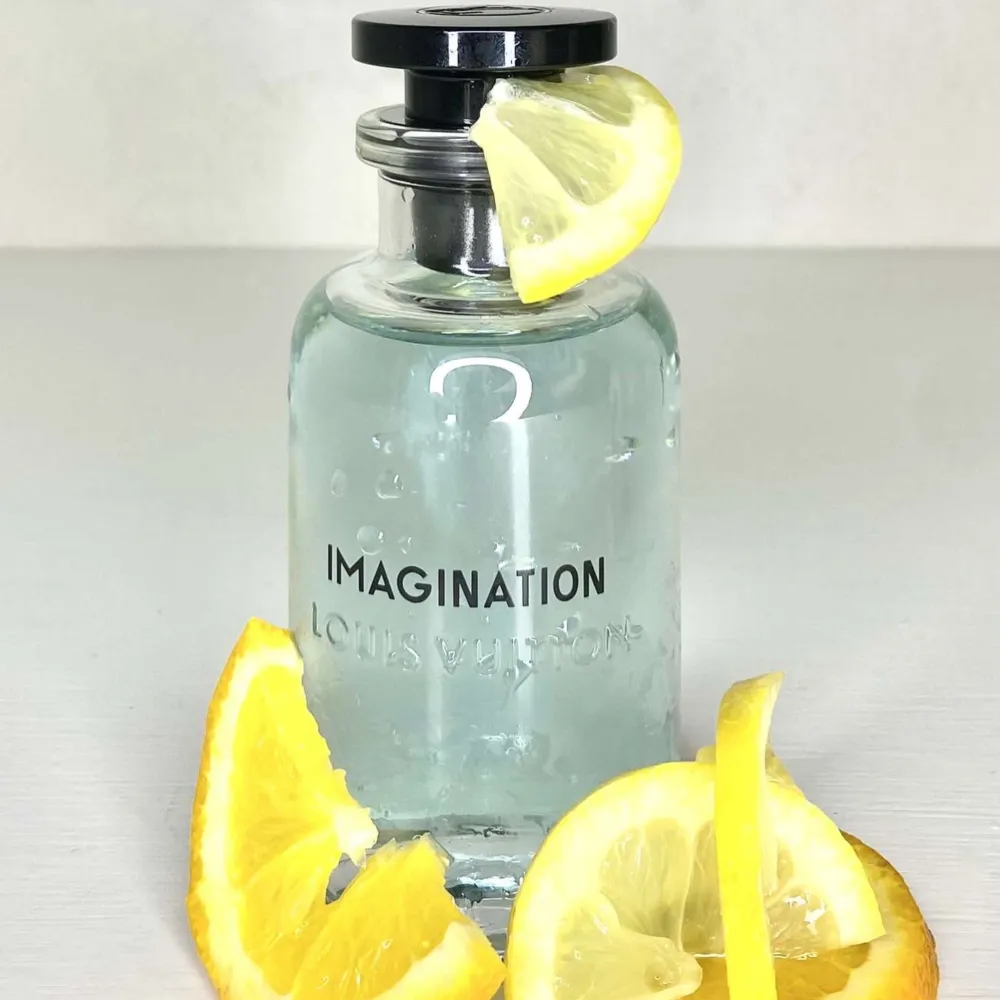 5 ML sample av Louis Vuitton Imagination. Denna parfymen har top noter av citron, bergamott och apelsin. Sedan mellan noter av ingefära och kanel. Denna parfym är perfekt för dig som vill dofta med klass och rikt. Skriv i DM för mer detaljer. . Övrigt.