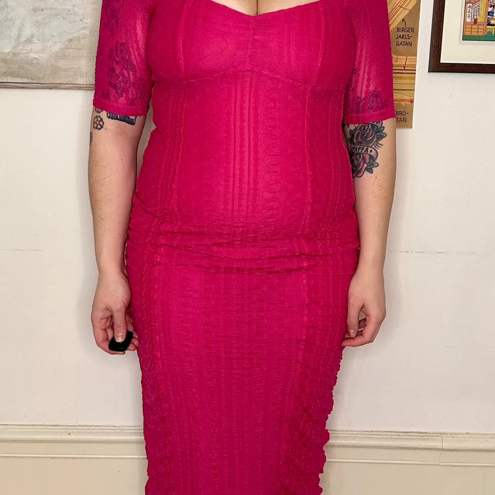 Rosa klänning i spets/mesh.   Aldrig använd, nyskick.  Inköpt, juli 2023. Klänningar.