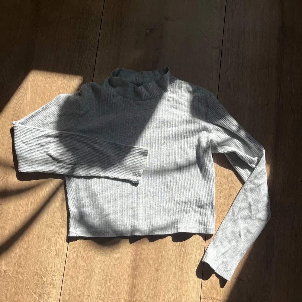 En supersöt croppad ribbstickad tröjja ifrån bikbok som nu blivit lite liten för mig. Den är i storlek s men är töjbar! . Tröjor & Koftor.