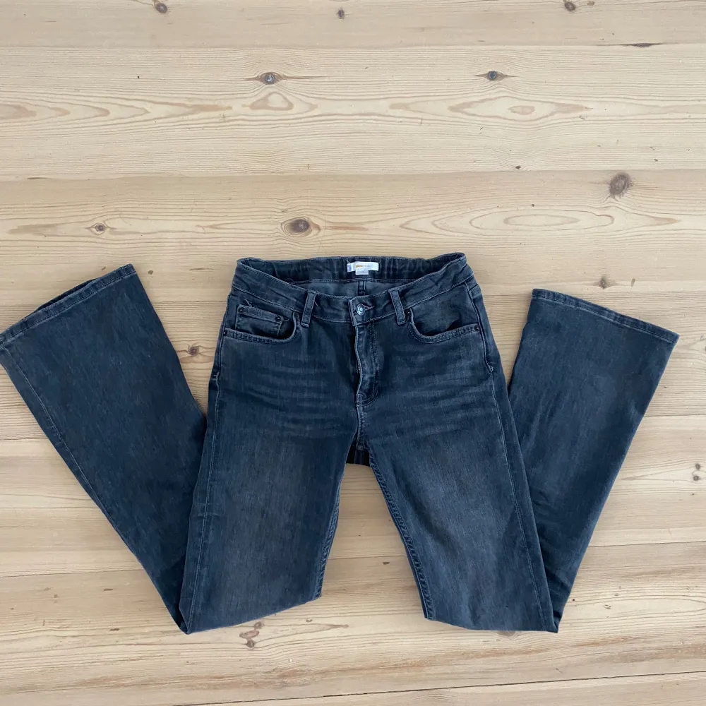 Lågmidjade jeans ifrån Gina Young strl 158 som jag inte tror säljs längre, väl använda utan några defekter!💕. Jeans & Byxor.