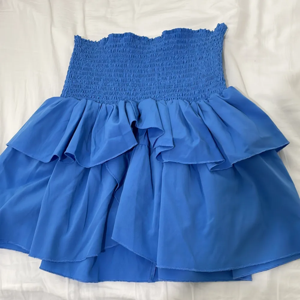 Jättefin volang kjol från märket neo noir💗 Använd fåtal gånger och är i nyskick💗 Inga defekter och den är i storlek 34 men jag skulle säga att den är typ XS-S. Kjolar.