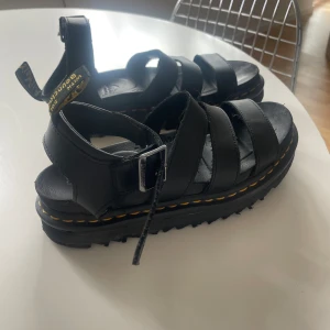 Dr Martens sandal  - Använda en halv sommar så i fint använt skick, massor kvar att ge! Stl 39, så mjuka och sköna, sommarens sandal! 