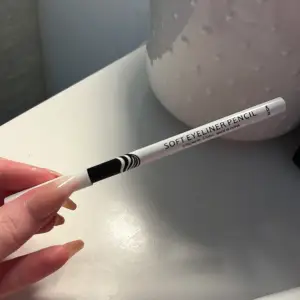 Vit eyeliner pencil. Aldrig använd, bara testad på handen.