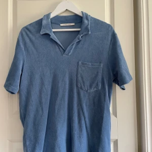 Piké tröja  - Säljer den här sjukt snygg piké tröjan som är i sånt handduks material den är riktigt skön  Om ni är intresserade eller har några frågor är det bara att höra av er 