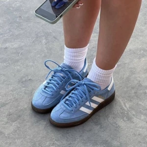 Adidas spezial skor  - Har inte fått någon användning för skorna, de är i nyskick . Köpta för 1600kr. Pris kan diskuteras. Vill bara bli av med dom. Första bilden är lånad (:
