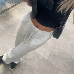 Linnebyxor - Vita linnebyxor från Gina i storlek S. 