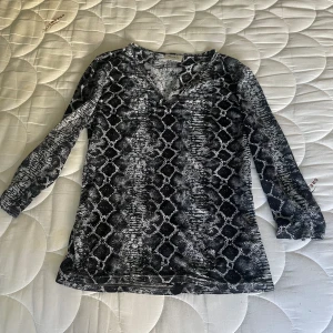 cool tröja - snygg tröja med ormmönster och trekvartsärm. V-ringad 😎 sitter snyggt på!