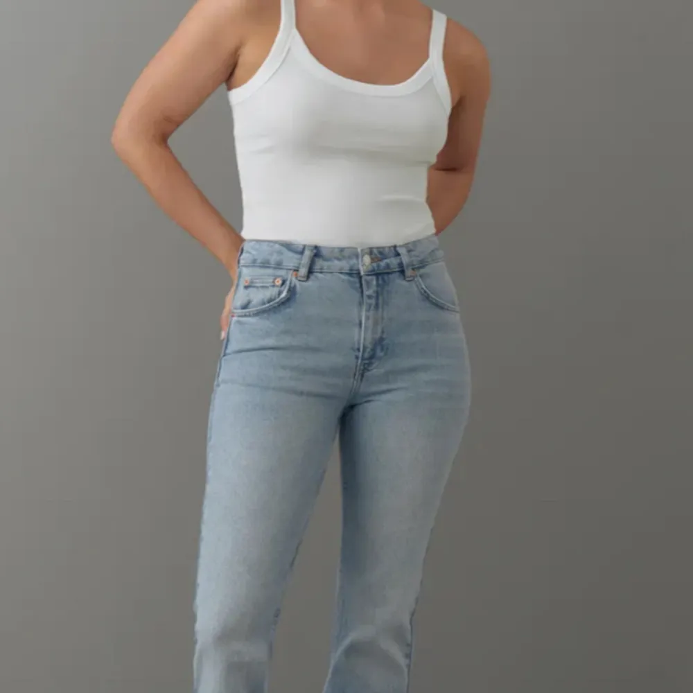 Jätte fina jeans som är slutsålda🩷Köpte dessa och har aldrig använt de, dock inte prislapp kvar! Mid/low waist, säljer för att de är lite för korta för min smak. Vid flera frågor skicka till mig eller om ni vill ha try on❤️. Jeans & Byxor.