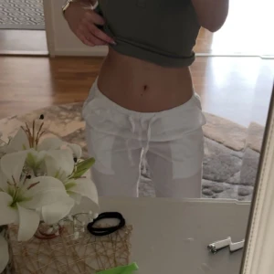 Linnebyxor  - Linnebyxor från ginas barnavdelning.  Super fina men kommer ej till användning. 1-2 gånger använda. Annars helt oanvända sen förra sommaren. 