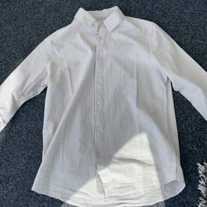 🔵 säljer denna oanvända linneskjorta, passar bra nu in för sommarn, storlek S men passar även M, hör av er vid minsta fundering 🤝