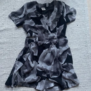 Klänning med blommor  - Klänning från Weekday, använd bara en gång!