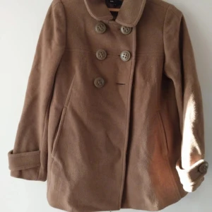 Oversize kappa  - Oversize kappa i fint skick inga färgskiftningar eller fläckar fattas en knapp se första bilden. Bild 1&2 är korrekta färgen.  Nypris 699 Vid snabb affär 250 🩷 