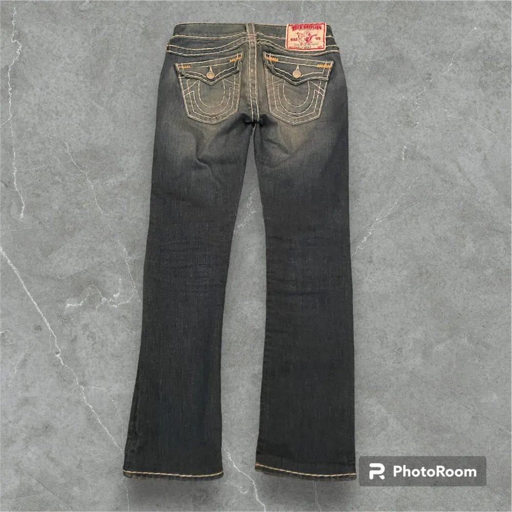 lätt utsvängda, lågmidjade  true religion jeans i tjejmodellen BILLY mått: innerbenslängd 74cm, midja 38cm. Jeans & Byxor.
