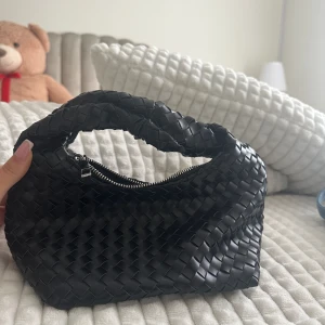 Handväska  - Super fin handväska från ginatricot som inte kommer till användning. Använd 1 gång.