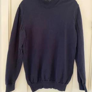 Marinblå halvpolo från Clipper i ull strl M i mycket fint begagnat skick - mycket fint begagnat skick.  Mått Över axeln: ca 45 cm Längd från axeln och ner: ca 74 cm  Kommer från ett djur och rökfritt hem.