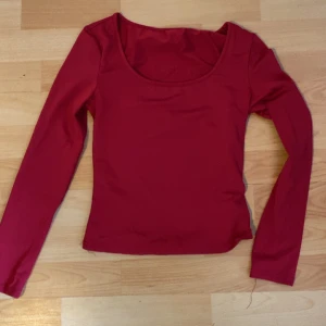 Tröja  - Säljer denna röda toppen. 