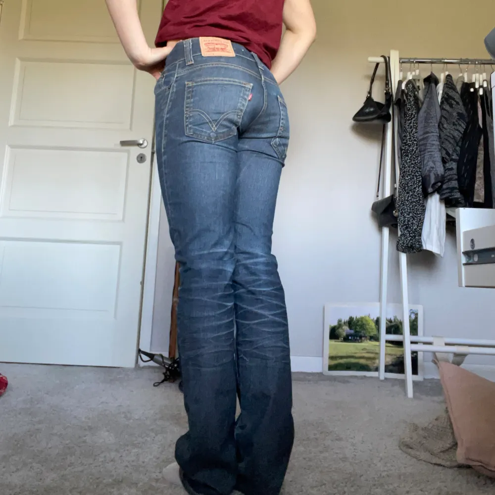 Jätte snygga gråa low waised 511 Levis jeans! Vintage, köpta på secondhand men inte kommit till användning. Är i mycket bra skick och bra längd för mig som är 170💞. Jeans & Byxor.