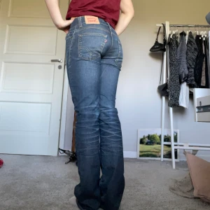lågmidjade Levis jeans - Jätte snygga gråa low waised 511 Levis jeans! Vintage, köpta på secondhand men inte kommit till användning. Är i mycket bra skick och bra längd för mig som är 170💞