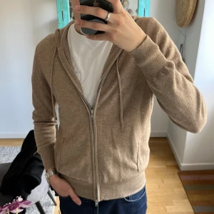 Soft goat kashmir hoodie - Beige kashmir hoodie från Soft Goat Perfekt skick🙌 Storlek S