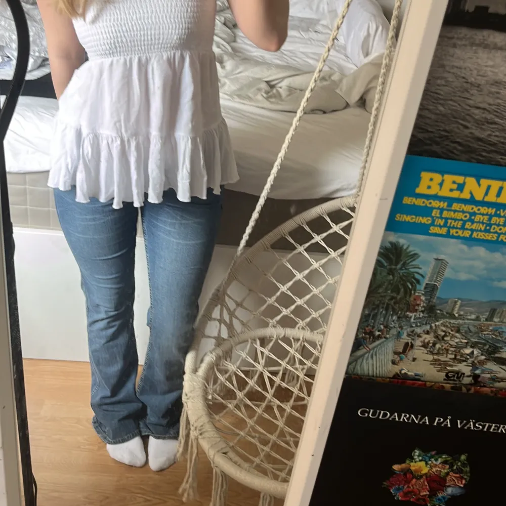 Unika jeans med detaljer från H&M. Passar as bra med en sommar volang fest mesh spets genomskinlig leopard djurmönster topp! . Jeans & Byxor.
