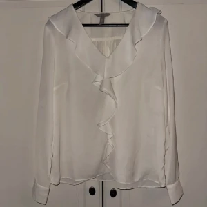Blus H&M - V- ringad superfin blus från H&M. Köpt på plick men jag har aldrig använt den. Storlek 38 men passar större/mindre. Pris kan diskuteras!💓💓