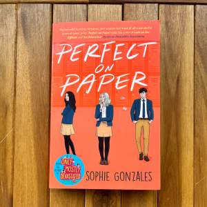 Perfect on Paper, skriven av Sophie Gonzales är en Young Adult kärleksroman som rekommenderades till mig av Tiktok. Boken är oläst och i bra skick.