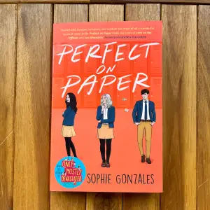 Perfect on Paper, skriven av Sophie Gonzales är en Young Adult kärleksroman som rekommenderades till mig av Tiktok. Boken är oläst och i bra skick.
