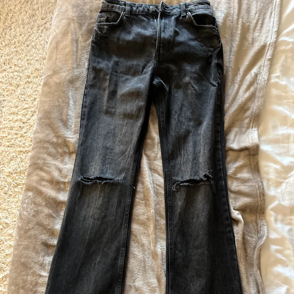 Mörkgrå/svarta midwaist bootcut  jeans från berska Går att dra ner till Lågmidjat!!!! Passar inte mig längre tyvärr, storlek 36 men liten i storleken . Jeans & Byxor.