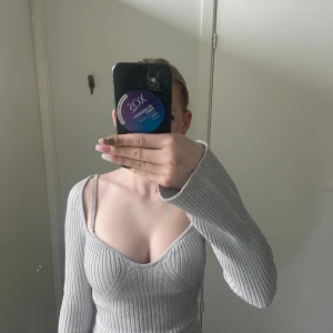 Silver Glittrig Gina Tröja - Storlek: xs Aldrig använd  Jätte fint skick Original pris: 300kr  