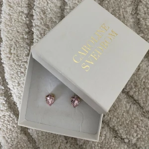 Caroline Svedbom Drop earings!💕 - Tittar intresset på dessa jättefina örhängen från caroline Svedbom. I färgen vintage rosé och guld plättering. Använda 1 gång. 💕Nypris 595 mitt pris 400. 