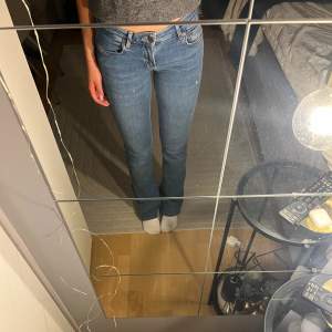 Jeans ifrån zara som är ljusblåa och lågmidjade, storlek 34. Använda få tals gånger så det finns inga slitage på dom💗